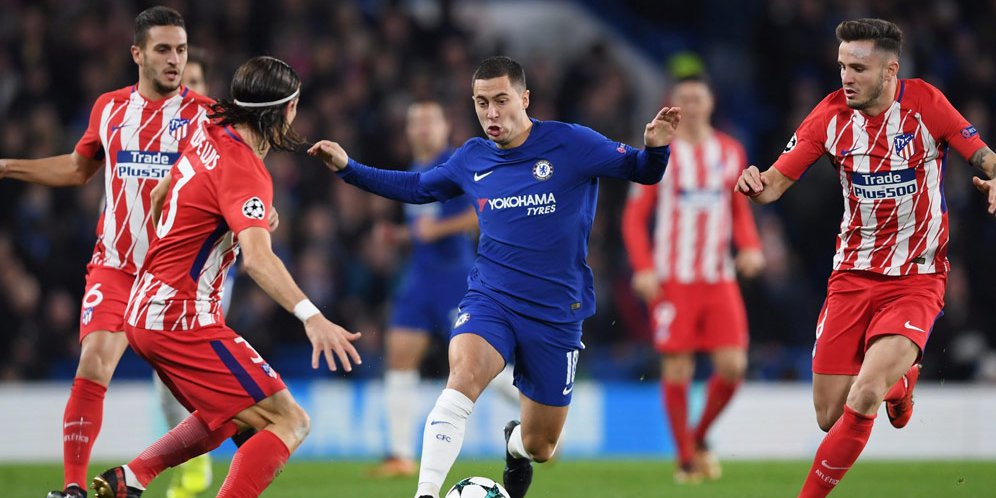 Eden Hazard dikepung pemain Atletico.