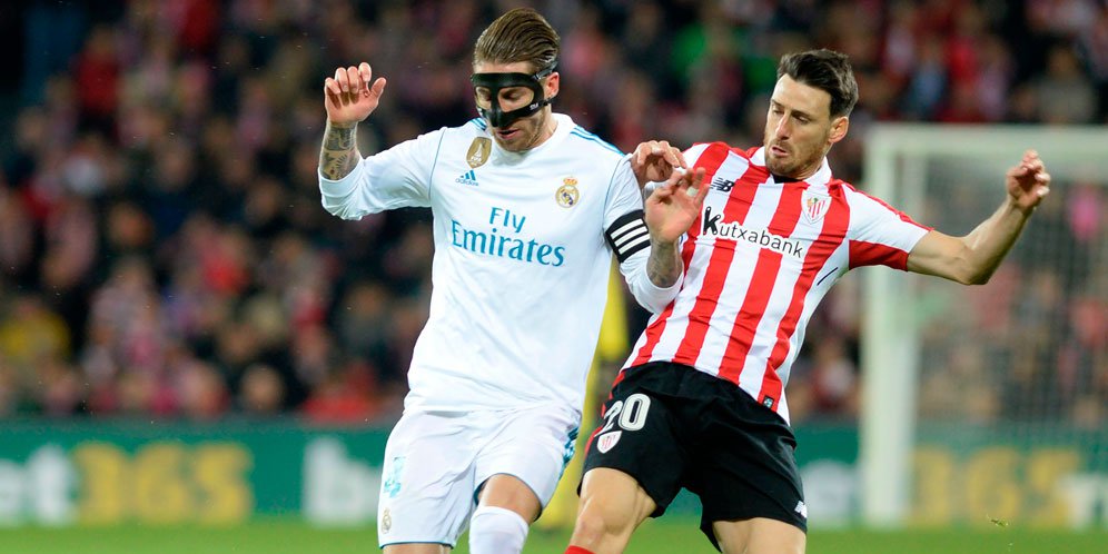 Sergio Ramos berduel dengan Aritz Aduriz