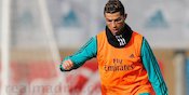 Ketika Bola Hasil Free Kick Cristiano Ronaldo Bikin Suporter Cilik Bournemouth Patah Tangan Ketika Bola Hasil Free Kick Cristiano Ronaldo Bikin Suporter Cilik Bournemouth Patah Tangan