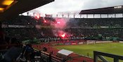 Penonton Bakar Flare, Persebaya Didenda 10 Juta Rupiah