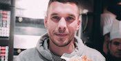 Mantan Pemain Arsenal Ini Buka Warung Kebab, Ramainya Minta Ampun