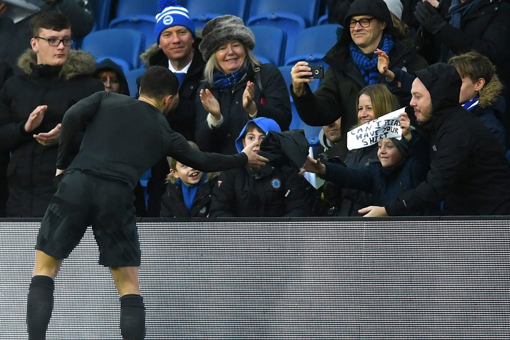 Fan Cilik Ini Girang Dapat Jersey Langsung Dari Hazard Fan Cilik Ini Girang Dapat Jersey Langsung Dari Hazard