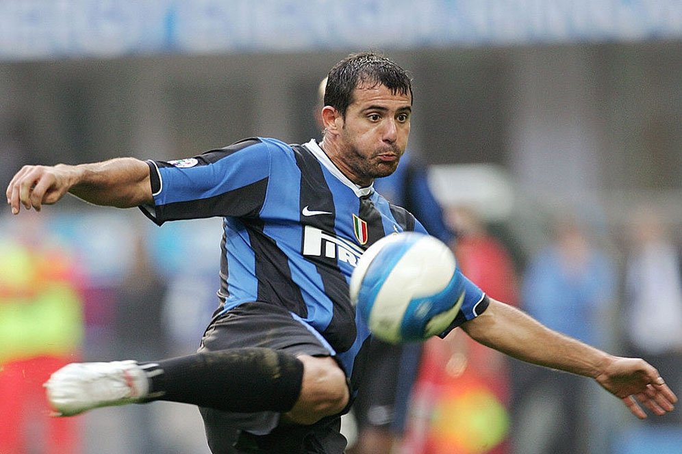 Hari ini, 11 tahun yang lalu: Gol LDR Stankovic Jebol Gawang Schalke yang Dikawal Neuer