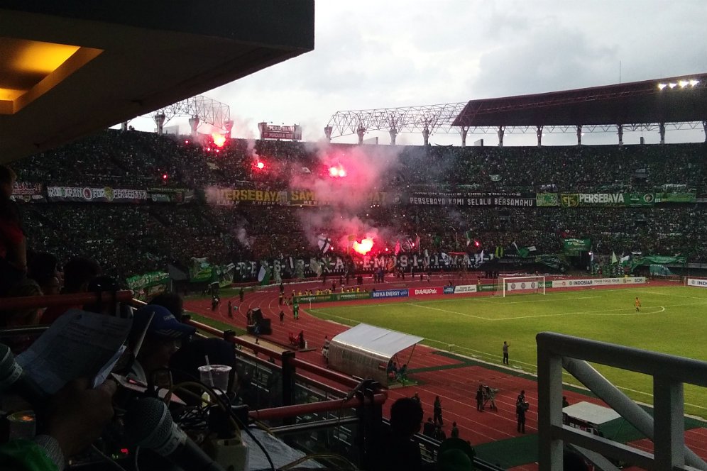 Kericuhan dan Pembakaran Flare Nodai Kemenangan Persebaya Kericuhan dan Pembakaran Flare Nodai Kemenangan Persebaya