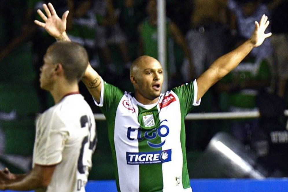 Cetak Gol, Pemain Ini Berselebrasi Dengan Naik Mobil