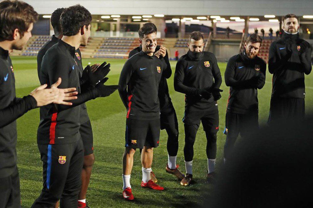 Sambutan Istimewa Barca di Latihan Perdana Coutinho Sambutan Istimewa Barca di Latihan Perdana Coutinho
