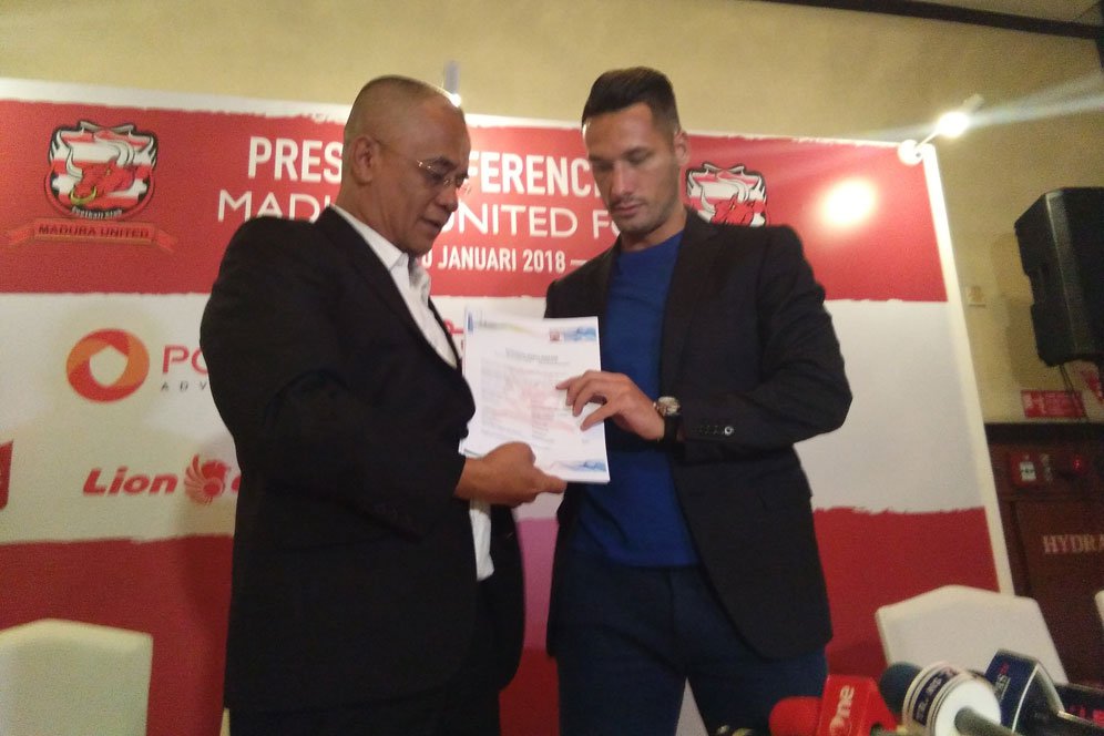 Maitimo Pakai Nomor Punggung Bekas Greg Nwokolo Maitimo Pakai Nomor Punggung Bekas Greg Nwokolo