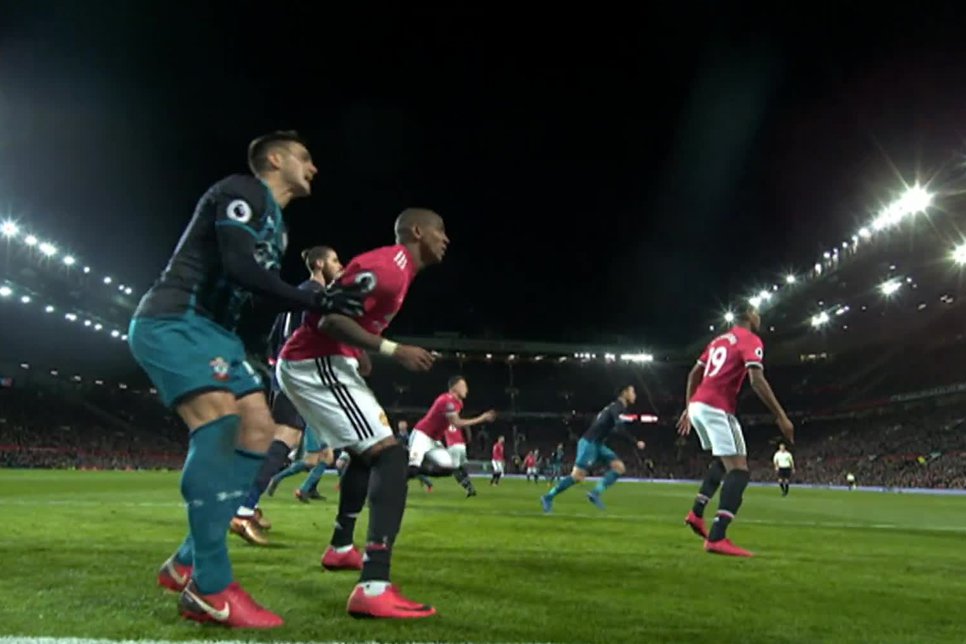 Licik Sikut Lawan, Young Resmi Dicekal Dalam Tiga Laga Man United