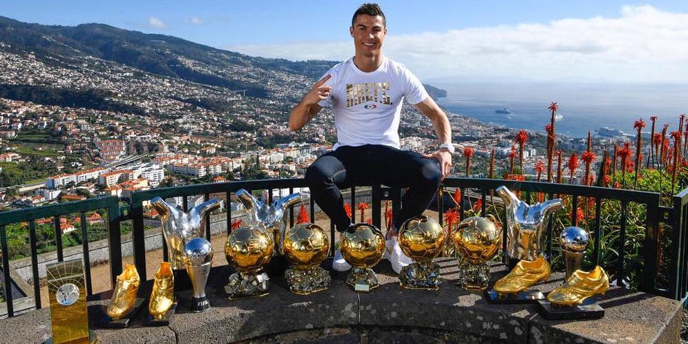 Cristiano Ronaldo dan piala yang dia dapatkan
