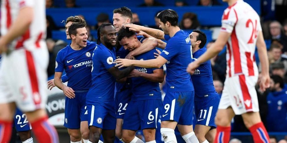 Pemain Chelsea rayakan gol Danny Drinkwater.