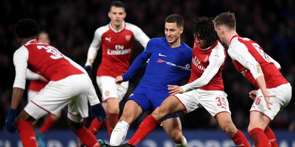 Eden Hazard dikepung pemain Arsenal.