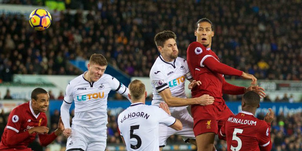 Van Dijk berduel udara lawan defender Swansea.