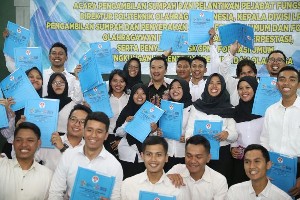 Kemenpora Resmi Angkat Puluhan Atlet dan Pelatih Jadi PNS Kemenpora Resmi Angkat Puluhan Atlet dan Pelatih Jadi PNS