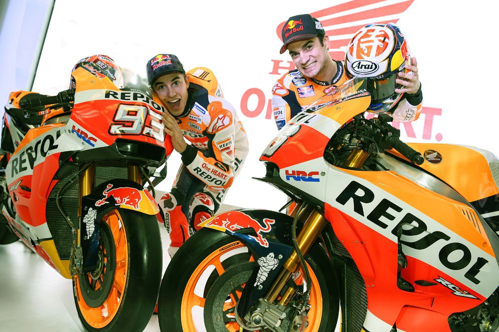 Video: Marquez-Pedrosa 'Nyamar' Jadi Petugas Pom Bensin Video: Marquez-Pedrosa 'Nyamar' Jadi Petugas Pom Bensin