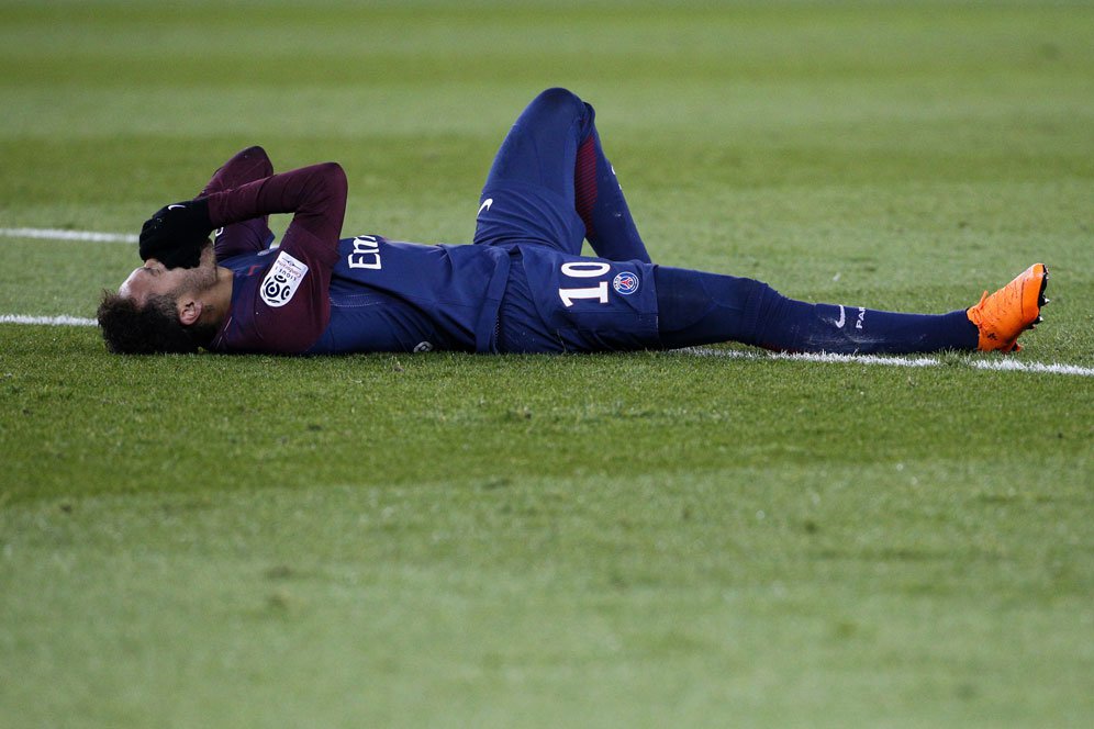 Neymar Kembali Merumput Sebulan Lagi Neymar Kembali Merumput Sebulan Lagi