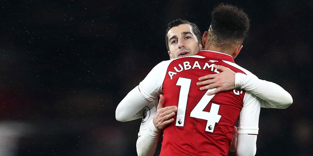 Pierre-Emerick Aubameyang merayakan golnya bersama Henrikh Mkhitaryan