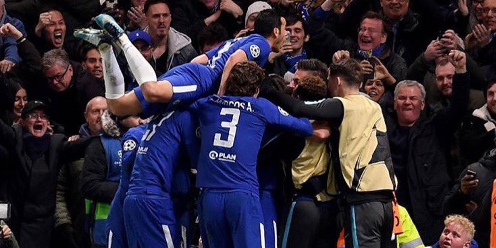 Para pemain Chelsea merayaknan gol ke gawang Barcelona
