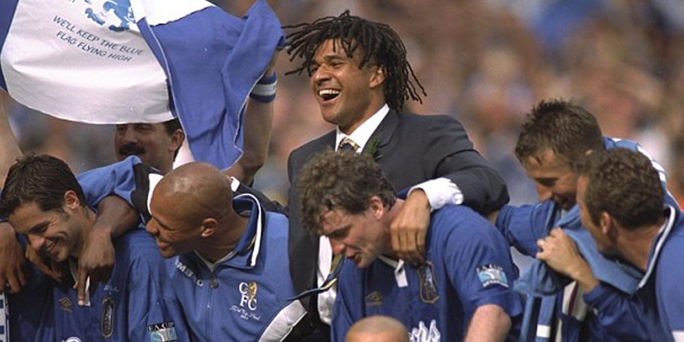 Ruud Gullit bersama para pemain Chelsea di final FA Cup 1997