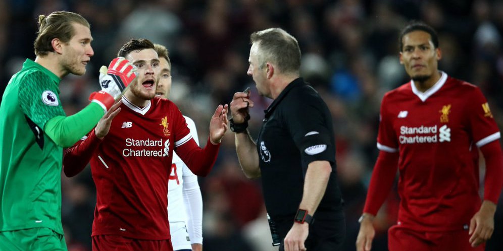 Para pemain Liverpool, termasuk Van Dijk (kanan), memprotes keputusan Moss.