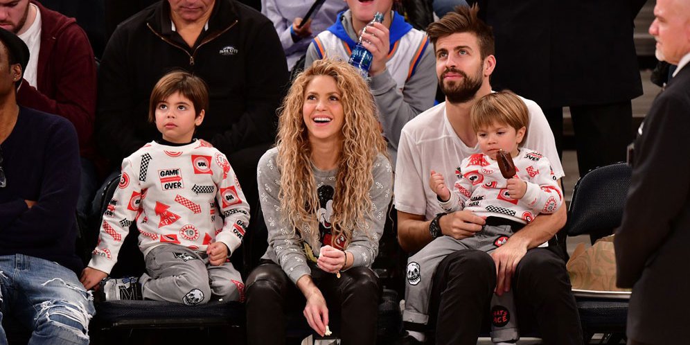 Gerard Pique bersama keluarganya