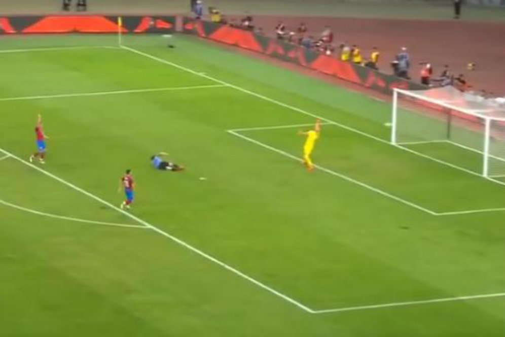 Video: Cavani Jebol Ceko Dengan Aksi Akrobatik Video: Cavani Jebol Ceko Dengan Aksi Akrobatik