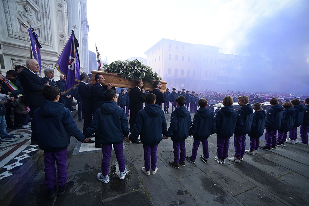 Video: Mengharukan, Ribuan Tangis Sebagai Penghormatan Terakhir Untuk Astori Video: Mengharukan, Ribuan Tangis Sebagai Penghormatan Terakhir Untuk Astori