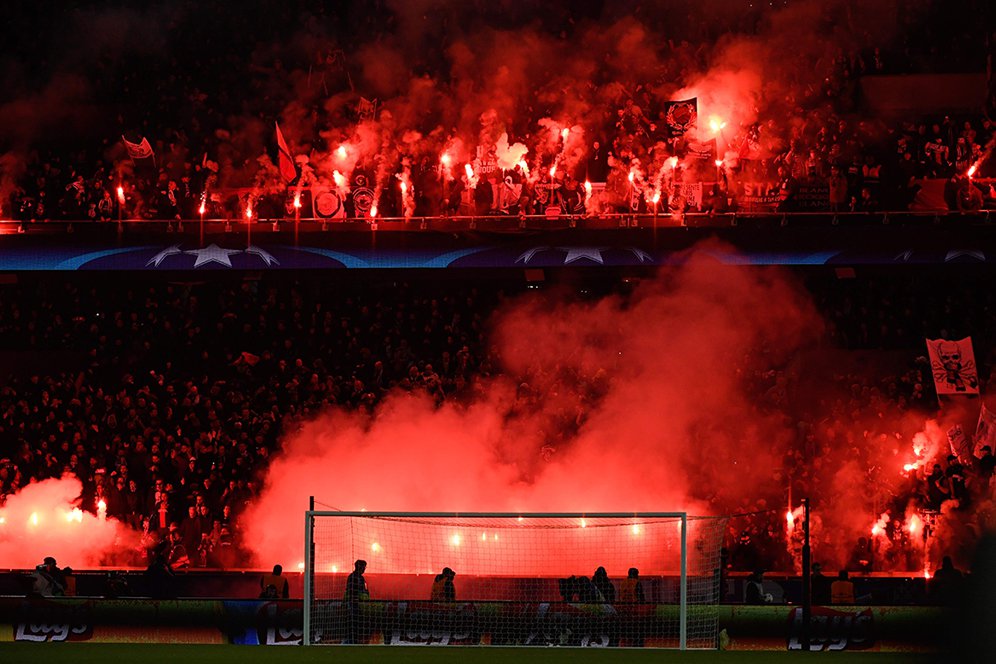 Video: Fans PSG 'Bakar' Tribun, Laga Melawan Madrid Dihentikan Video: Fans PSG 'Bakar' Tribun, Laga Melawan Madrid Dihentikan