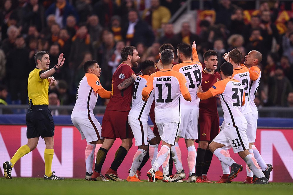 Video: Pemain Shakhtar Dorong Ballboy Roma Sampai Terlempar, Perkelahian Pun Pecah Video: Pemain Shakhtar Dorong Ballboy Roma Sampai Terlempar, Perkelahian Pun Pecah