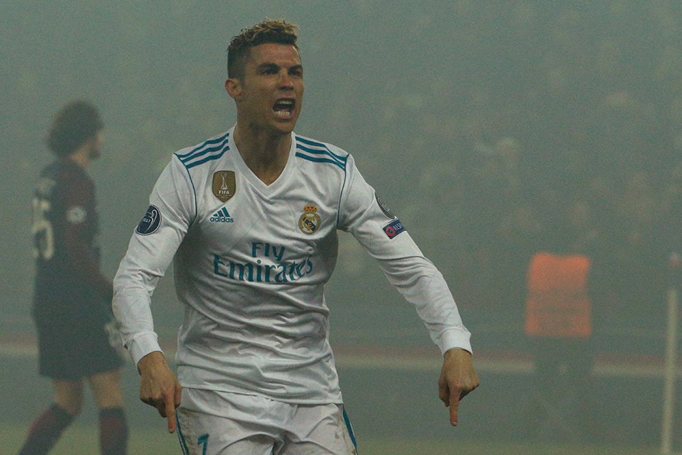 Video: Perkelahian Aneh Ronaldo dan Dani Alves, Pukulan dan Tendangan yang Meleset