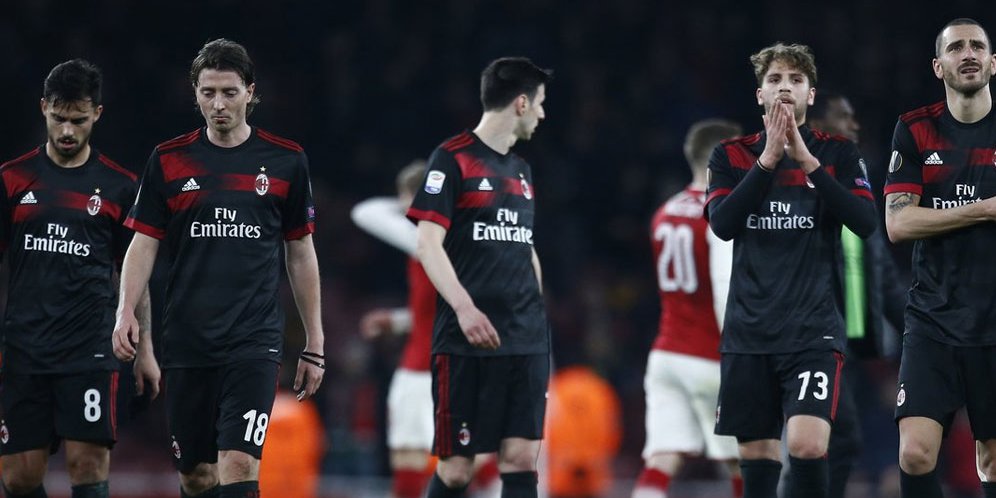 Para pemain AC Milan menyesali kekalahan mereka dari Arsenal. 