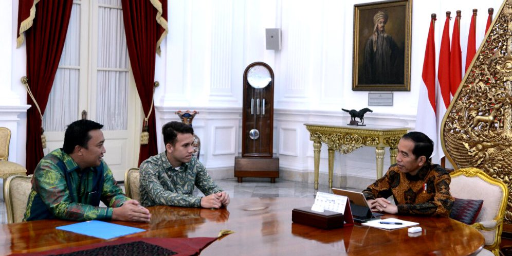 Egy didampingi Menpora bertemu dengan Presiden Jokowi.