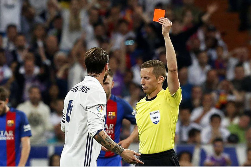 Wasit El Clasico, Tiga Kartu Merah untuk Madrid dan Anulir Gol Barca Wasit El Clasico, Tiga Kartu Merah untuk Madrid dan Anulir Gol Barca