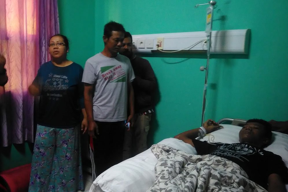 Manajemen dan Pemain Arema Jenguk Korban Kerusuhan Suporter Manajemen dan Pemain Arema Jenguk Korban Kerusuhan Suporter