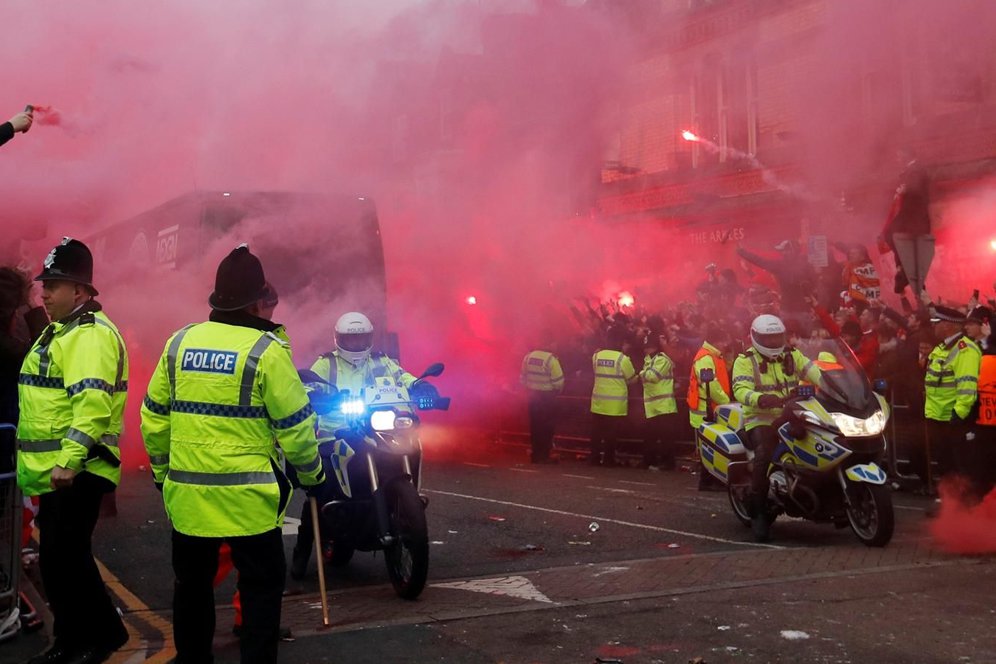Klopp Larang Fans Liverpool Lempari Bus Roma Klopp Larang Fans Liverpool Lempari Bus Roma