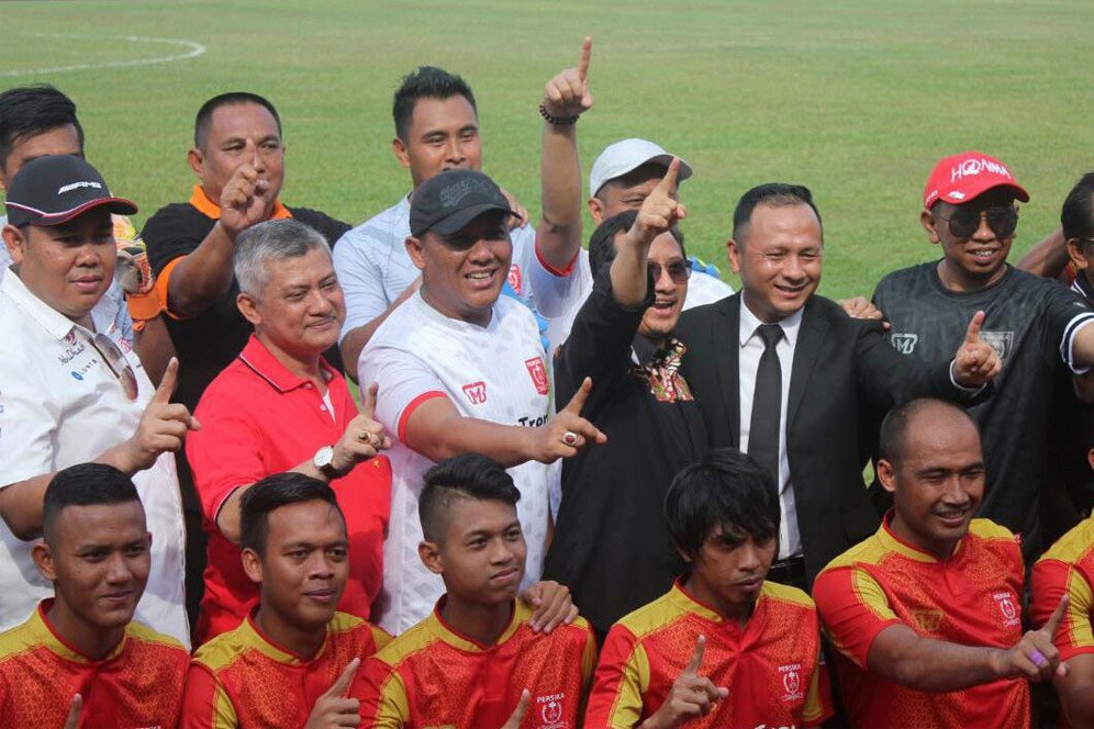 Persika Karawang Resmi Luncurkan Tim untuk Liga 2 Musim 2018 Persika Karawang Resmi Luncurkan Tim untuk Liga 2 Musim 2018