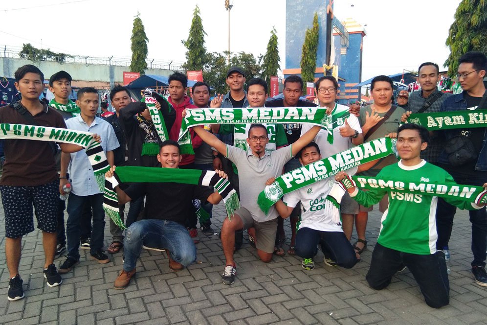 Suporter PSMS Medan Dapat Sambutan Hangat di Lamongan Suporter PSMS Medan Dapat Sambutan Hangat di Lamongan