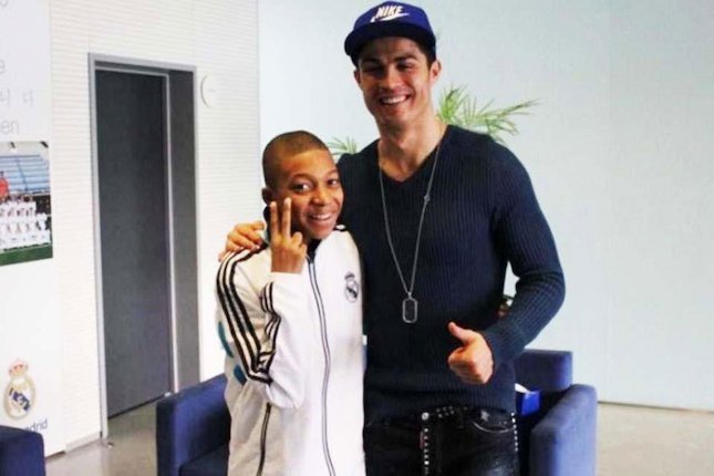 Ronaldo Sering Memberi Saran pada Mbappe Ronaldo Sering Memberi Saran pada Mbappe