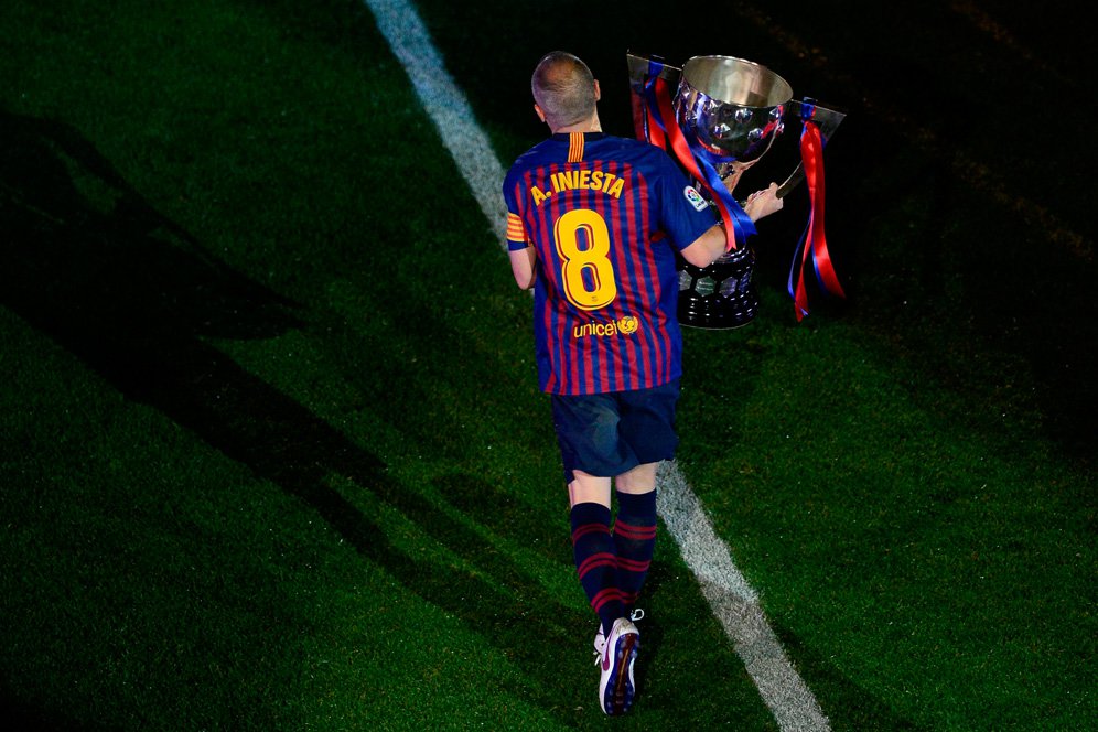 Iniesta Tinggalkan Barca Karena Kesakitan Iniesta Tinggalkan Barca Karena Kesakitan