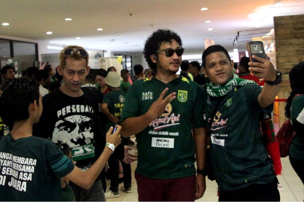 Perjuangan Isa Bajaj Saksikan Laga Persebaya vs Arema Perjuangan Isa Bajaj Saksikan Laga Persebaya vs Arema