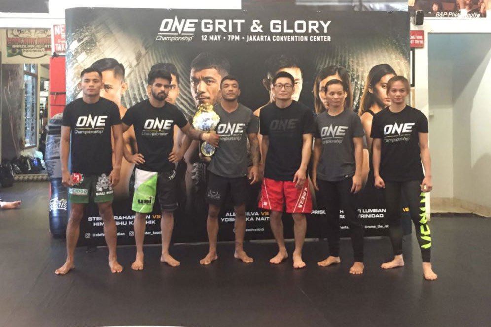 Enam Fighter Gelar Latihan Terbuka Jelang Duel di ONE Championship Enam Fighter Gelar Latihan Terbuka Jelang Duel di ONE Championship
