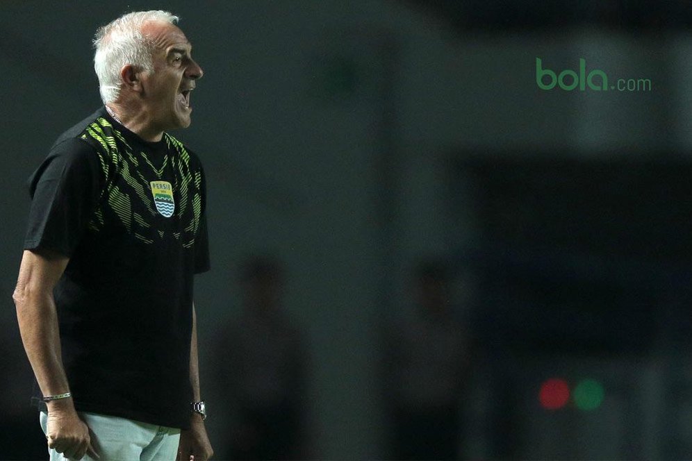 Tebas Arema, Persib Kuasai Puncak Klasemen Tebas Arema, Persib Kuasai Puncak Klasemen