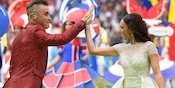FOTO: Duet Robbie Williams & Aida Garifullina Buka Piala Dunia 2018