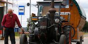 Keren, Bapak Tua Ini Pergi ke Rusia Naik Traktor Antik Keren, Bapak Tua Ini Pergi ke Rusia Naik Traktor Antik