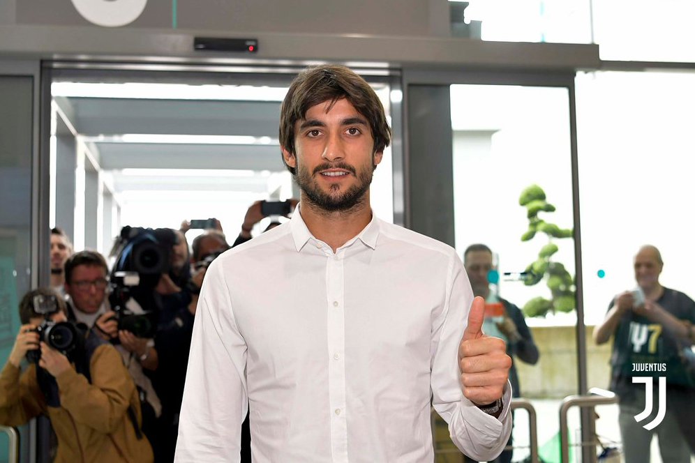 Perin Akui Tak Mampu Jadi Seperti Buffon Perin Akui Tak Mampu Jadi Seperti Buffon