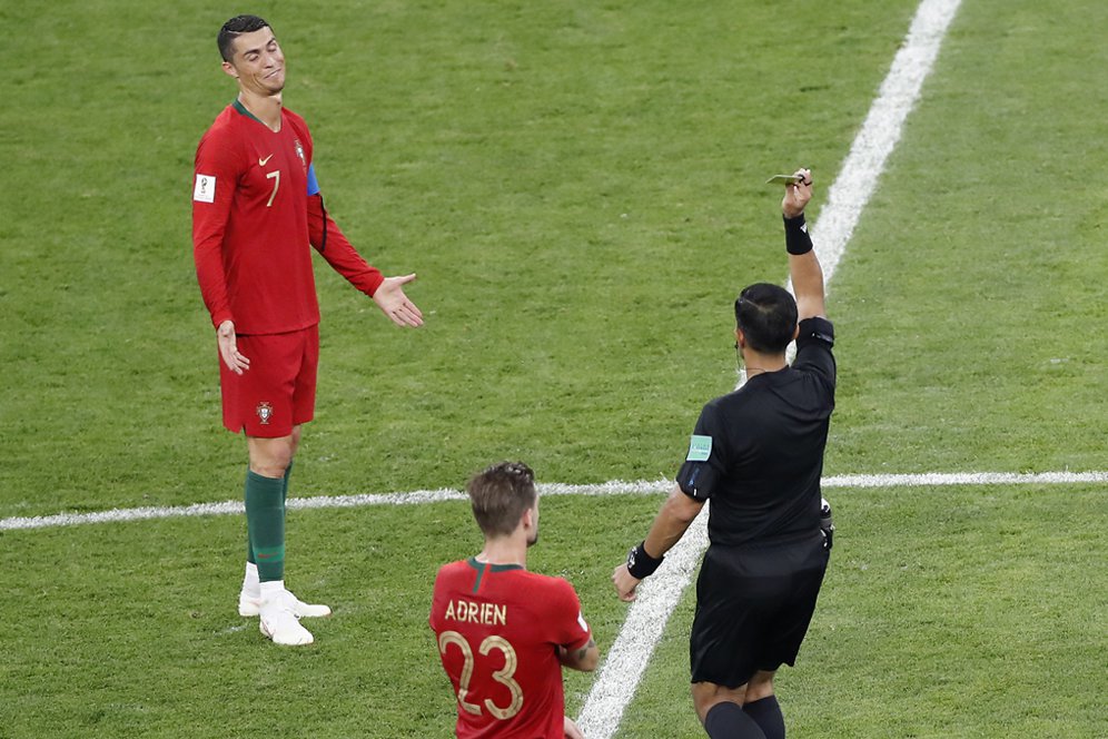 'Sikut Lawan, Ronaldo Harusnya Dikartu Merah' 'Sikut Lawan, Ronaldo Harusnya Dikartu Merah'