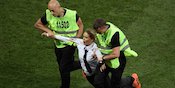FOTO: Pussy Riot Menginvasi Final Piala Dunia 2018