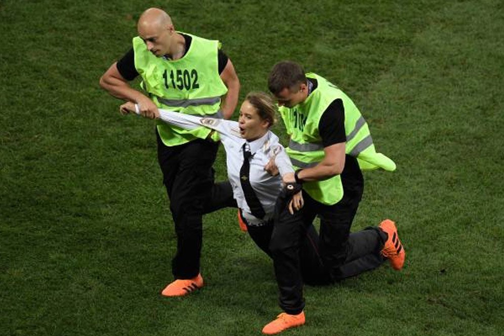 FOTO: Pussy Riot Menginvasi Final Piala Dunia 2018 FOTO: Pussy Riot Menginvasi Final Piala Dunia 2018