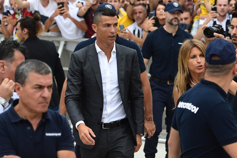 Mourinho Bantah Larang MU Datangkan Cristiano Ronaldo Mourinho Bantah Larang MU Datangkan Cristiano Ronaldo