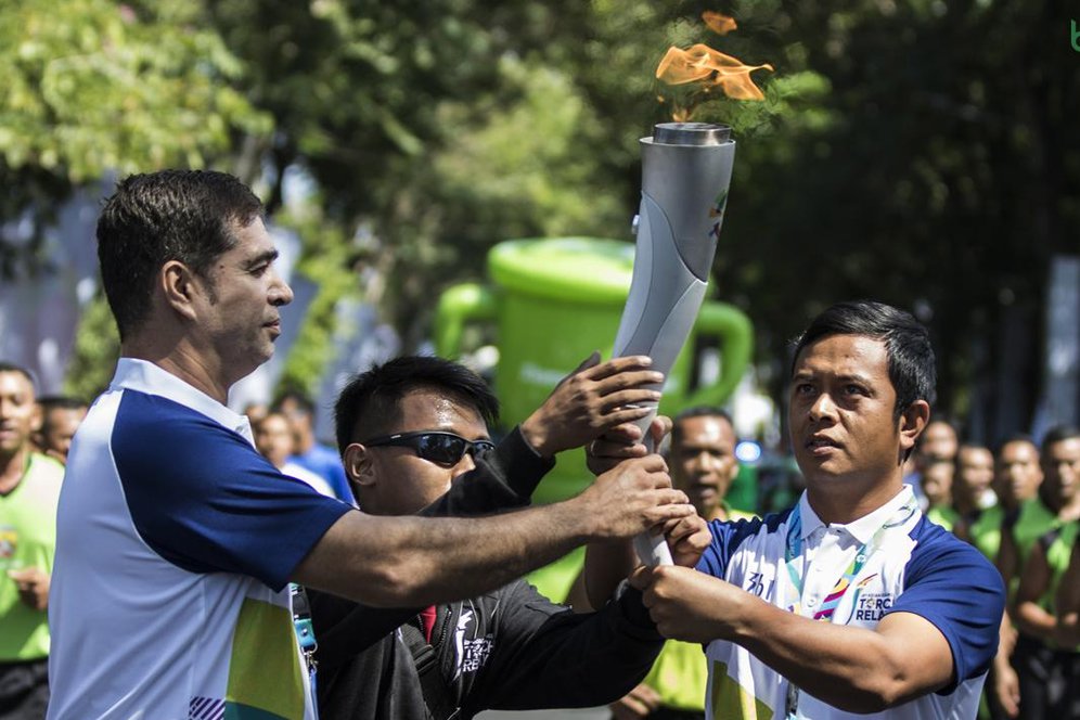 FOTO: Pascal Wilmar Bawa Obor Asian Games 2018 Dengan Penuh Bangga
