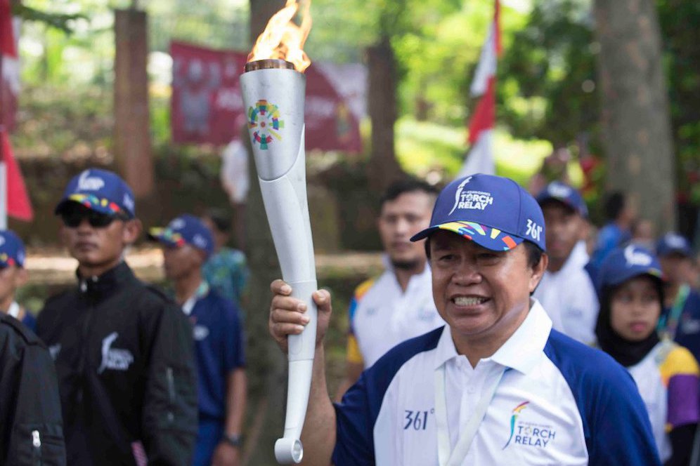 Pesan Ellyas Pical Usai Jadi Torch Bearer Kirab Asian Games di Bogor: Semoga Kita Juara!